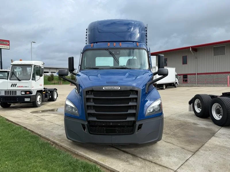 2021 Freightliner Cascadia in Walton, KY — photo 4