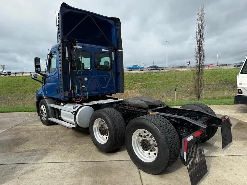 2021 Freightliner Cascadia in Walton, KY — photo 3