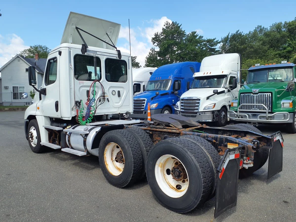 2019 Freightliner Cascadia - image 6