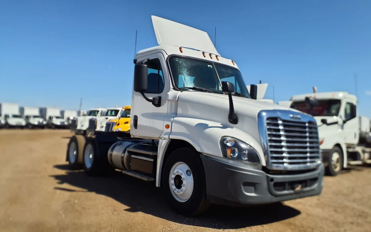 2017 Freightliner Cascadia - image 3