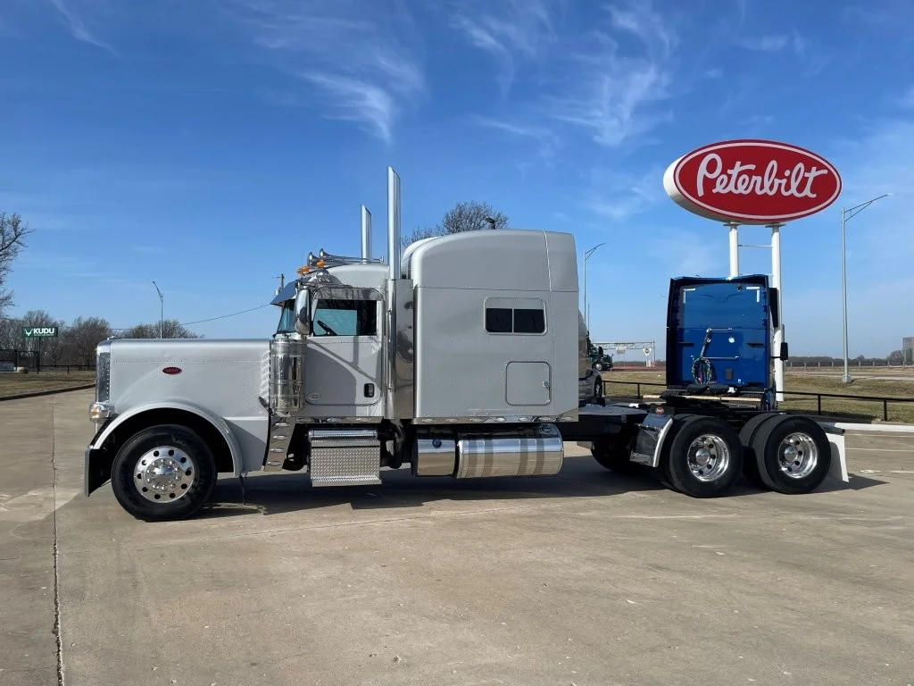2021 Peterbilt 389 - image 2