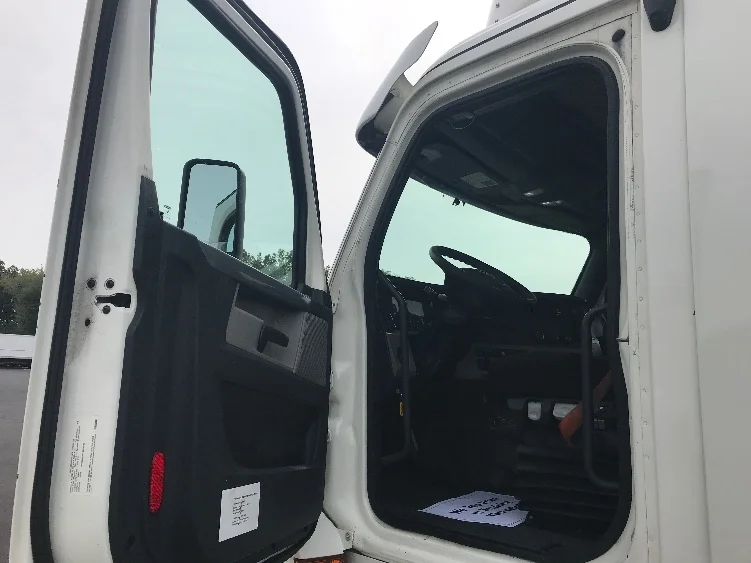 2020 Freightliner Cascadia - image 9