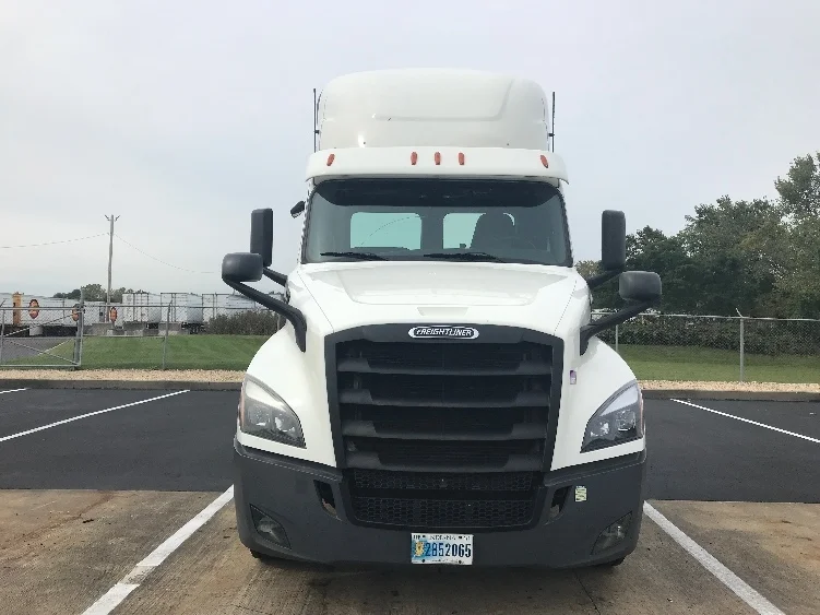 2020 Freightliner Cascadia - image 2