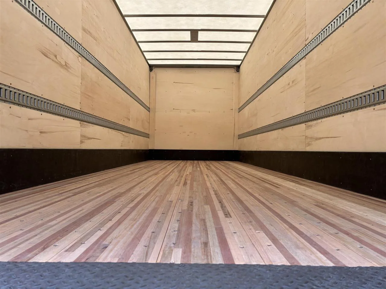 2025 Hino L6 - image 4