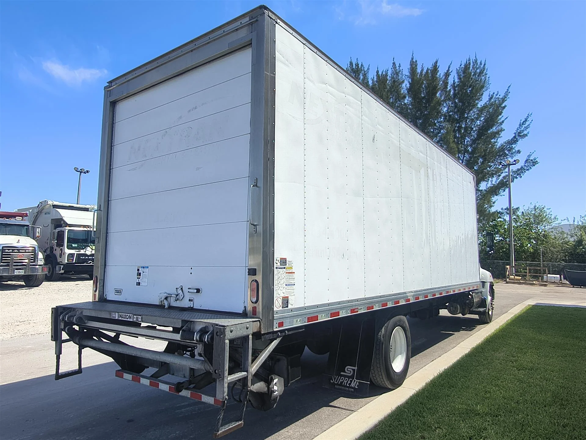 2019 Hino 268 - image 4