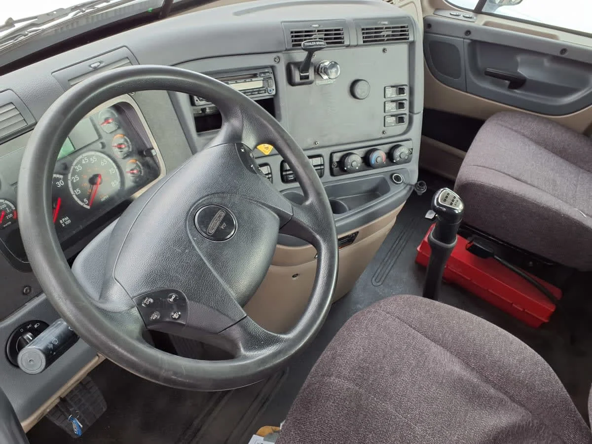 2017 Freightliner Cascadia - image 7