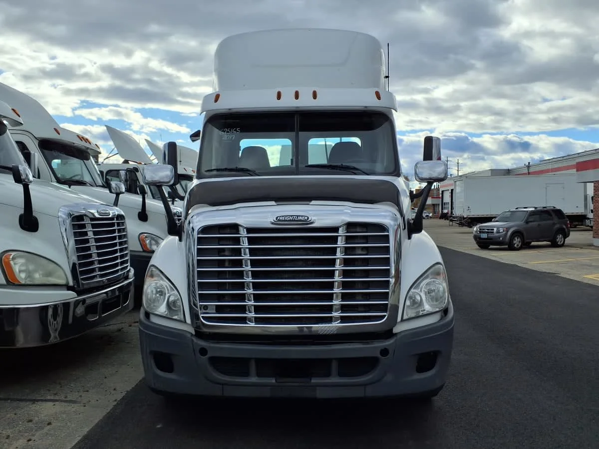 2017 Freightliner Cascadia - image 2