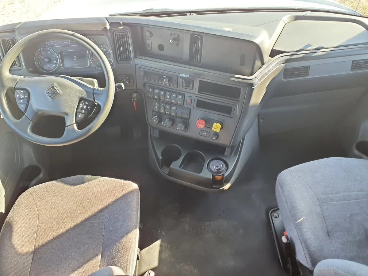 2019 International LT - image 7