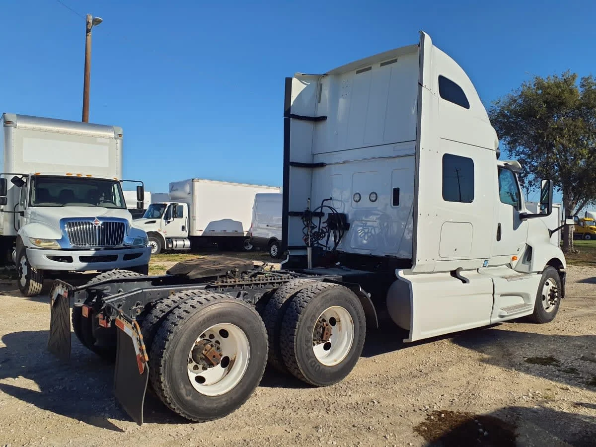 2019 International LT - image 4