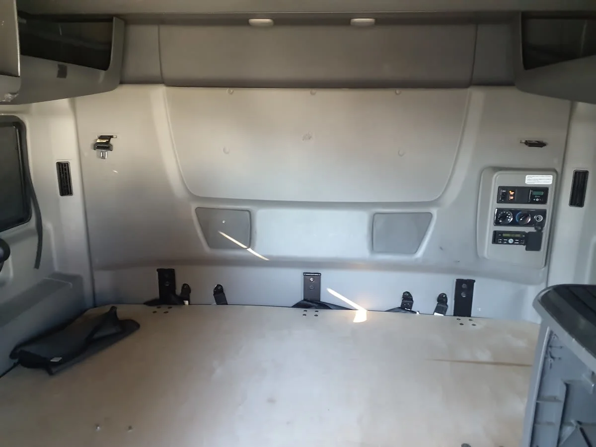 2019 International LT - image 8