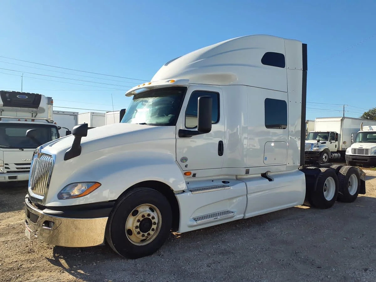 2019 International LT - image 3