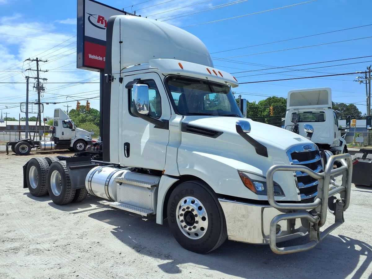 2020 Freightliner Cascadia in Greenville, SC — photo 3
