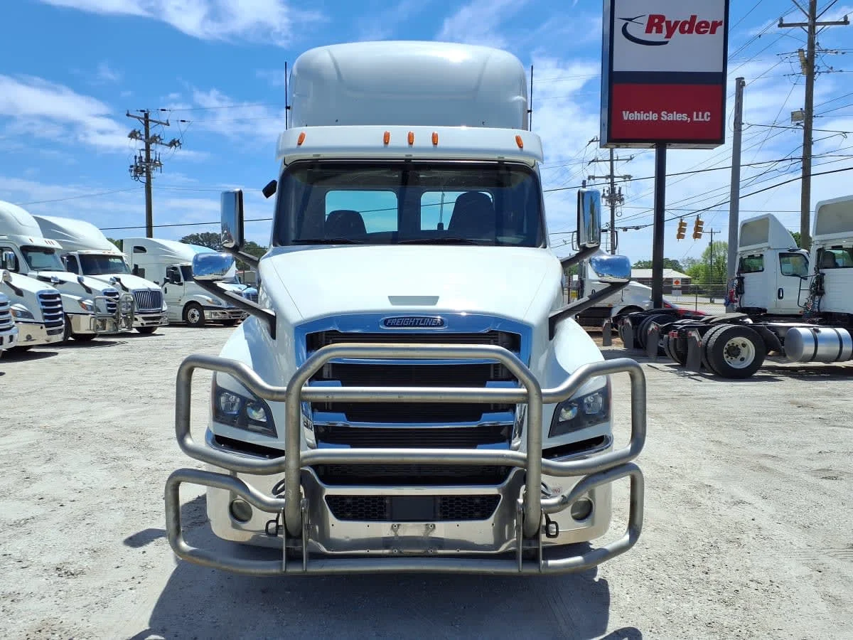 2020 Freightliner Cascadia in Greenville, SC — photo 2