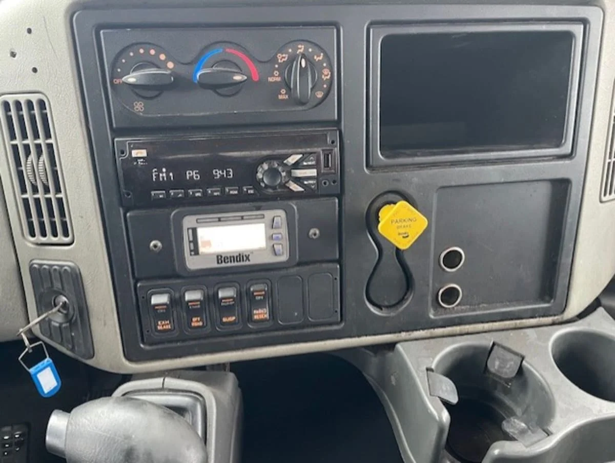 2018 International 4300 - image 11