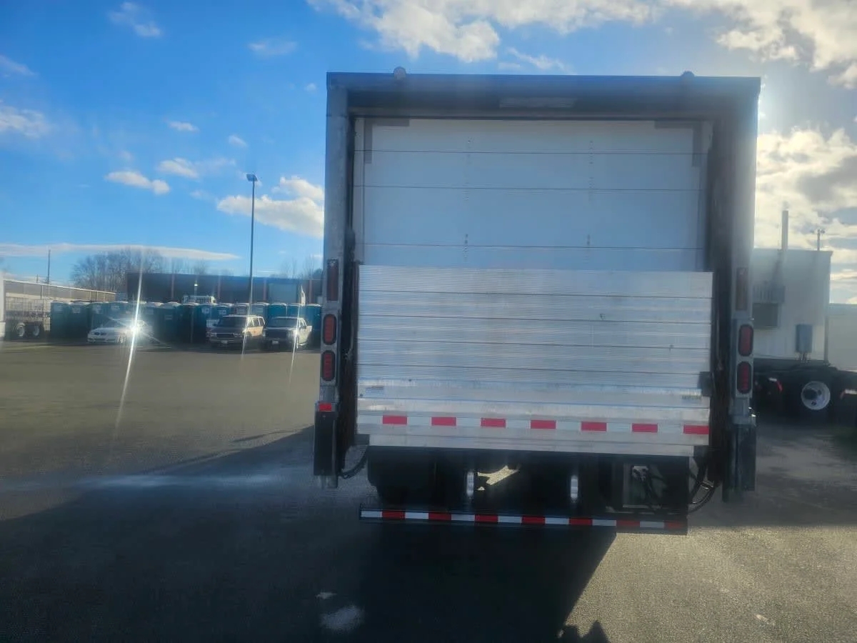 2018 Freightliner M2 106 - image 5