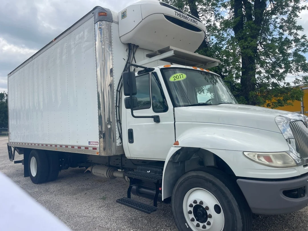 2017 International 4300 - image 3
