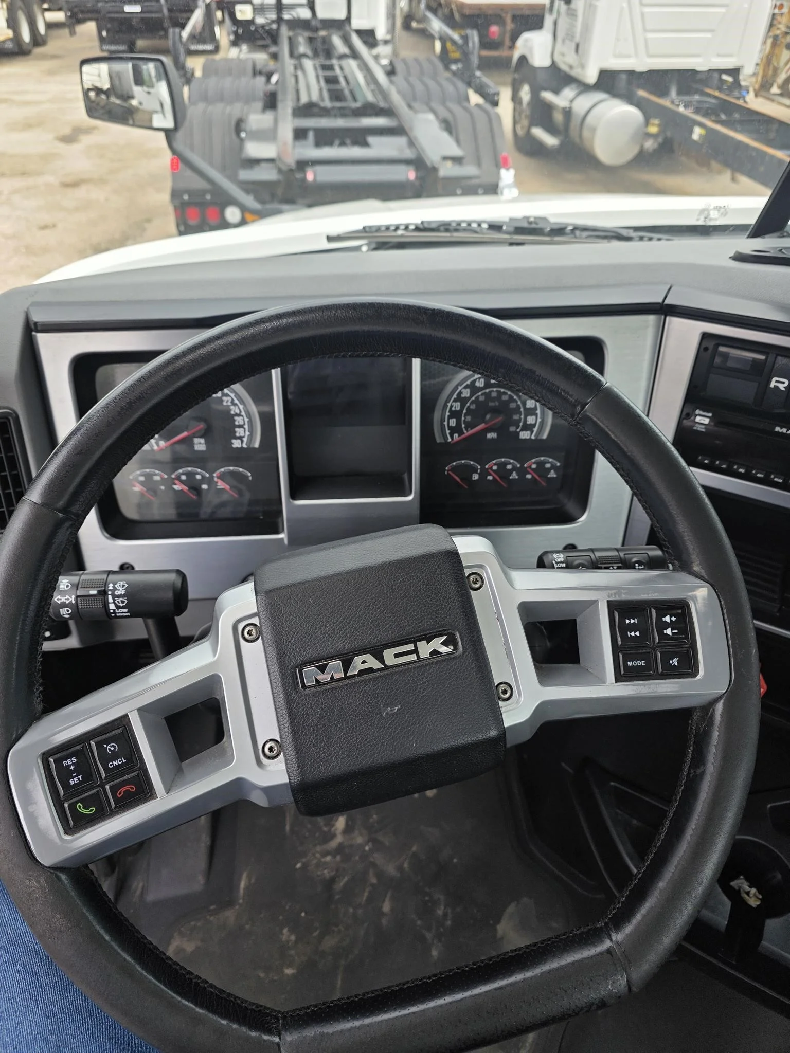 2019 Mack Anthem — photo 3