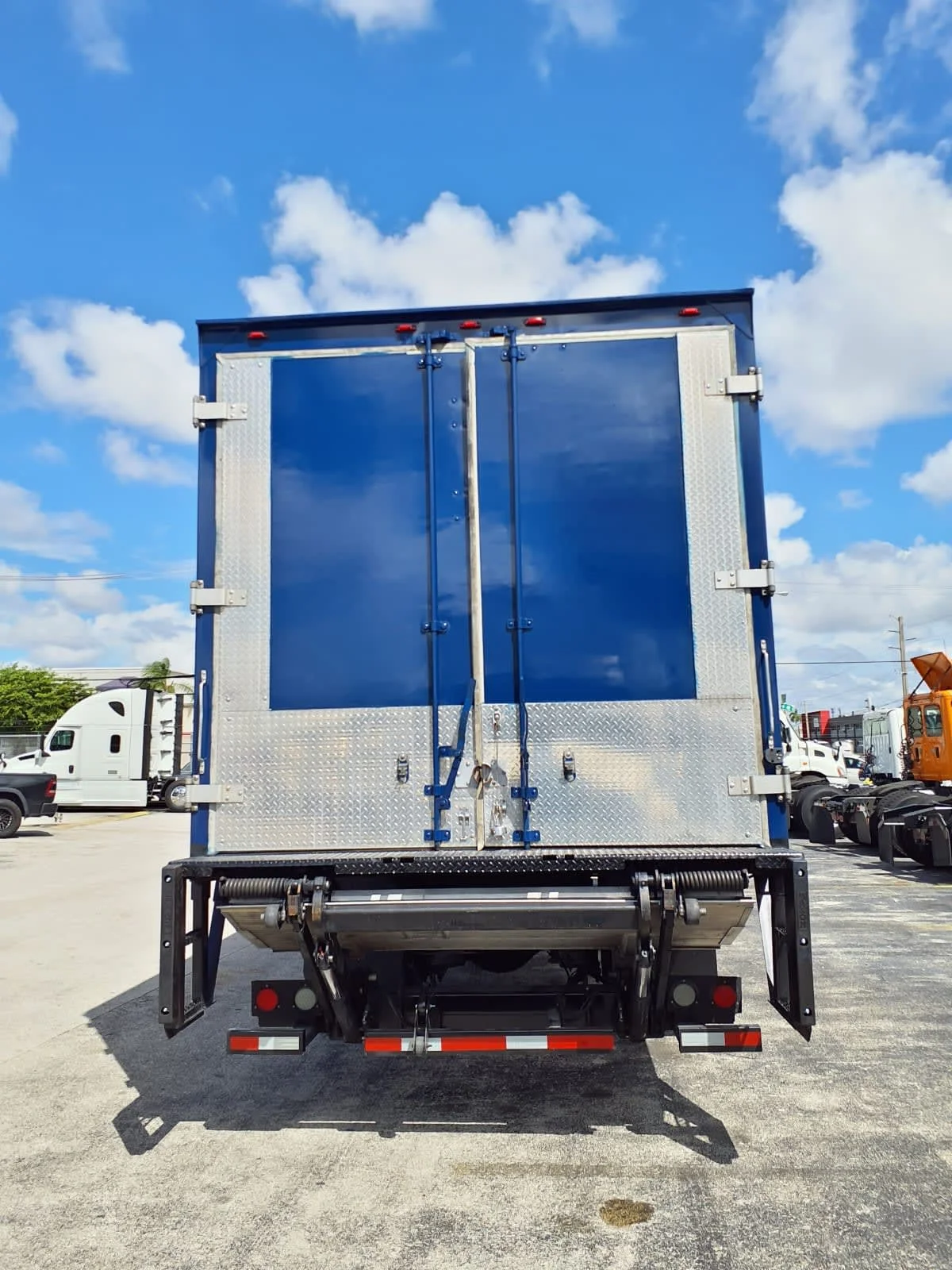 2014 Freightliner M2 106 - image 5