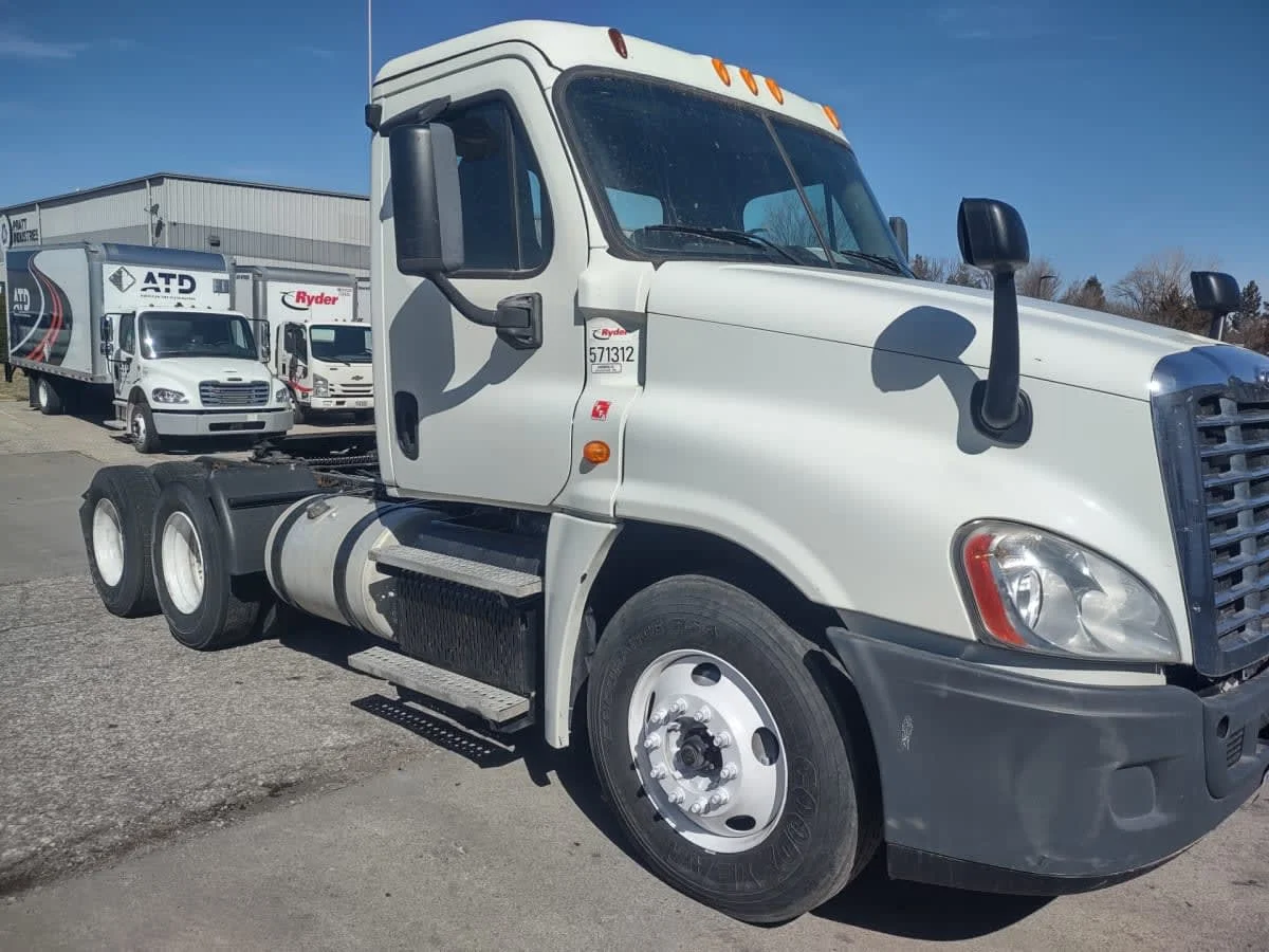 2014 Freightliner Cascadia - image 8