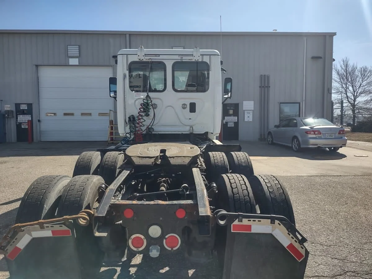 2014 Freightliner Cascadia - image 7