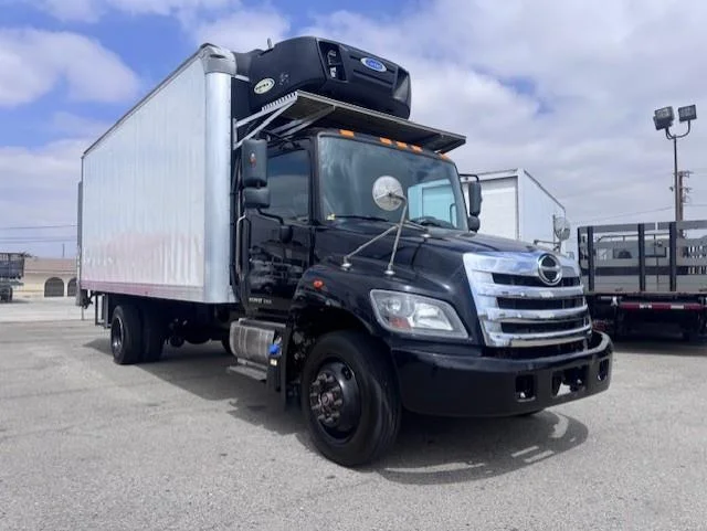 2019 Hino 268 — photo 2