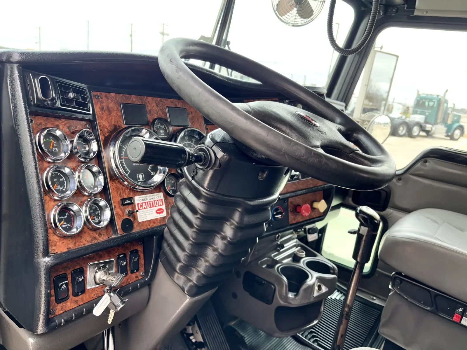 2005 Kenworth T800 - image 15