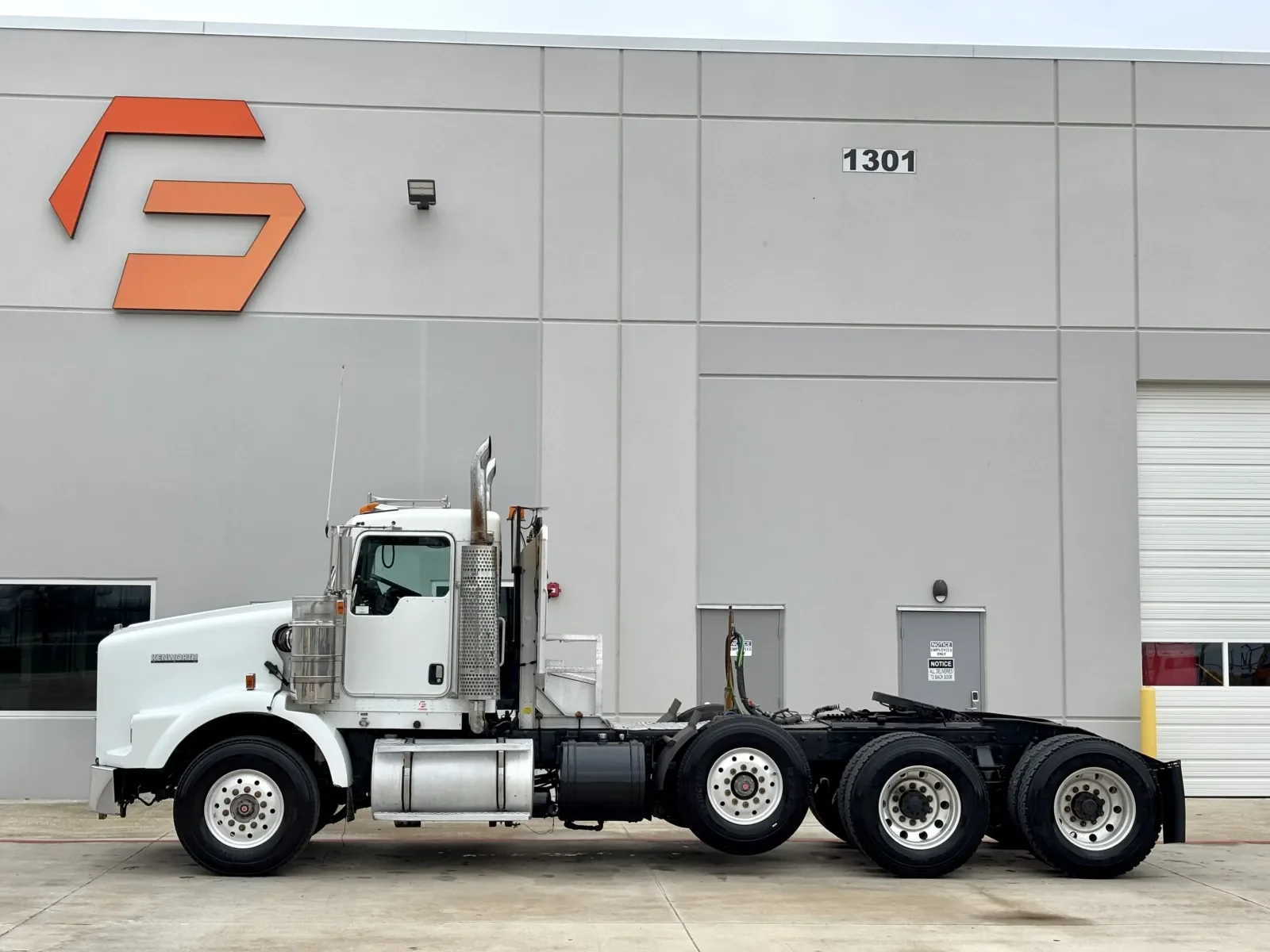 2005 Kenworth T800 - image 4