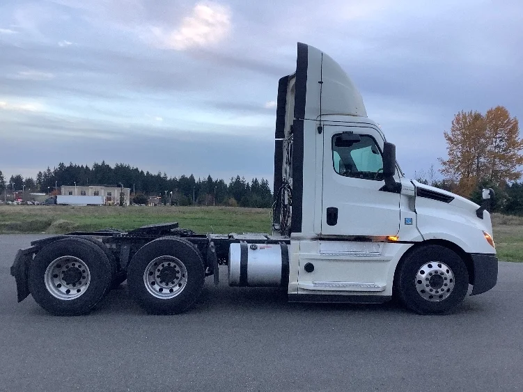 2019 Freightliner Cascadia - image 8