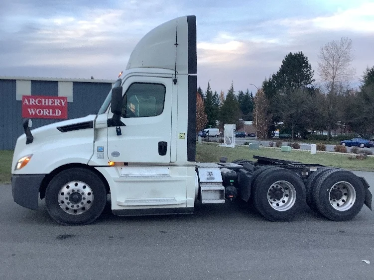 2019 Freightliner Cascadia - image 4