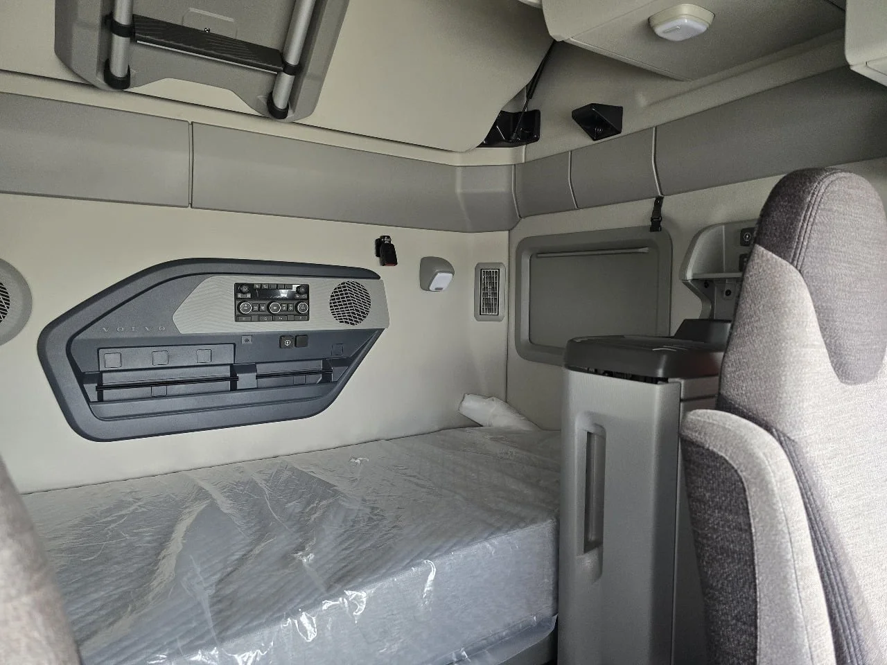 2026 Volvo VNL 660 in Toledo, OH — photo 13