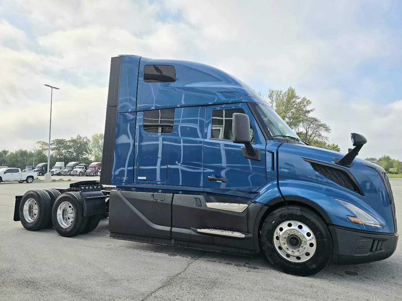 2026 Volvo VNL 660 in Toledo, OH — photo 3