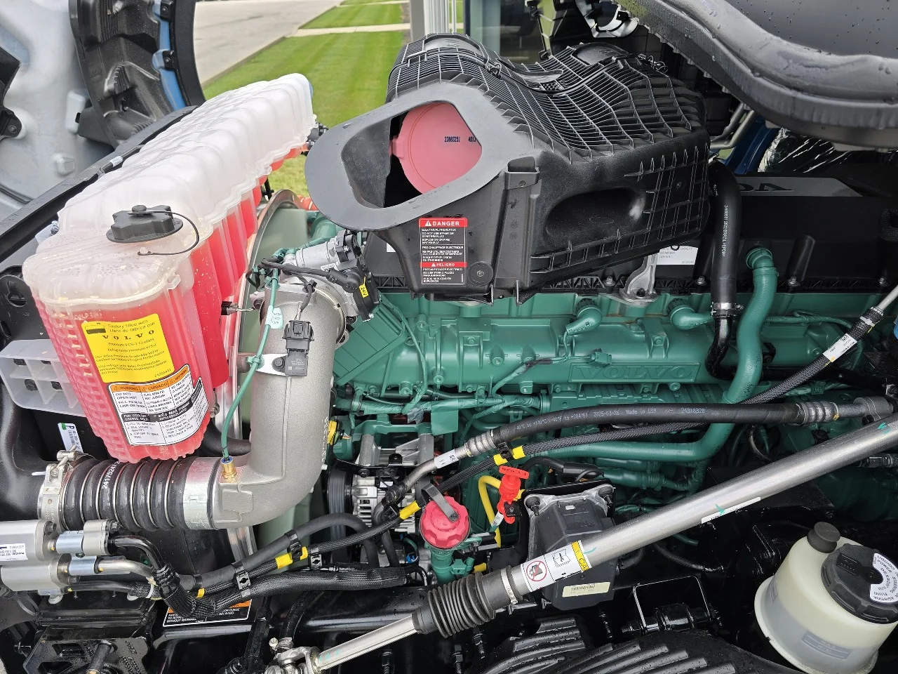 2026 Volvo VNL 660 in Toledo, OH — photo 15