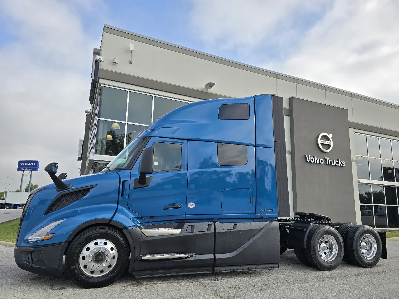 2026 Volvo VNL 660 in Toledo, OH — photo 7