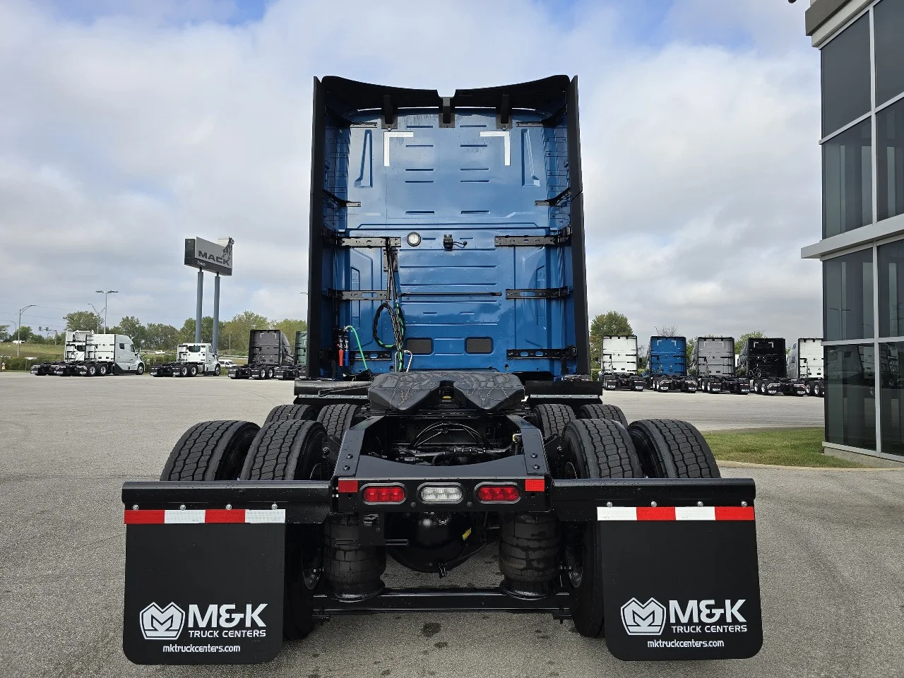 2026 Volvo VNL 660 in Toledo, OH — photo 5