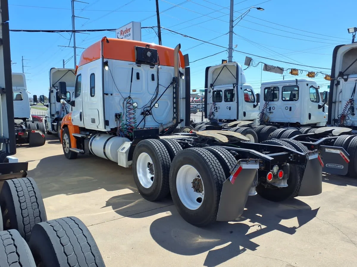 2020 Freightliner Cascadia in Dallas, TX — photo 6