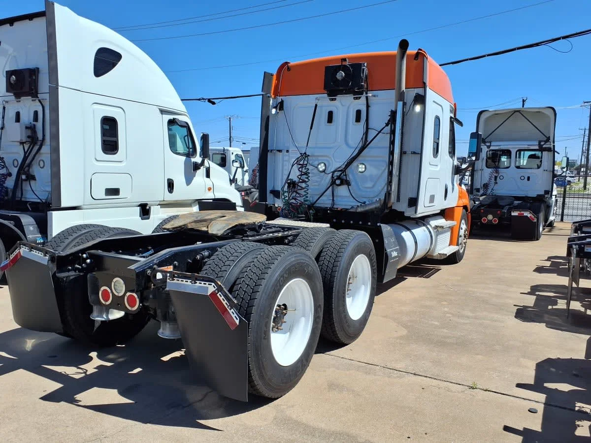 2020 Freightliner Cascadia in Dallas, TX — photo 4