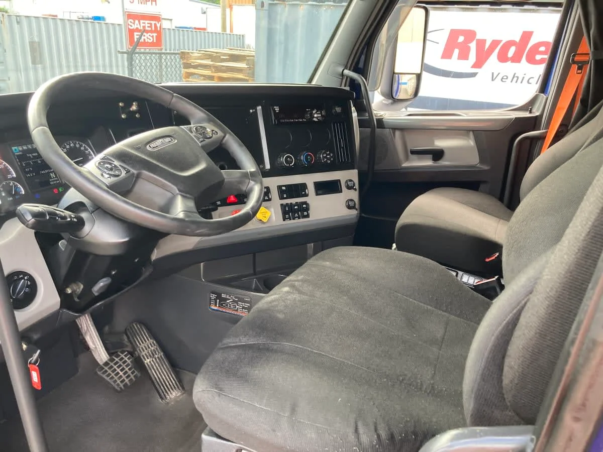 2020 Freightliner Cascadia in Springfield, MA — photo 10