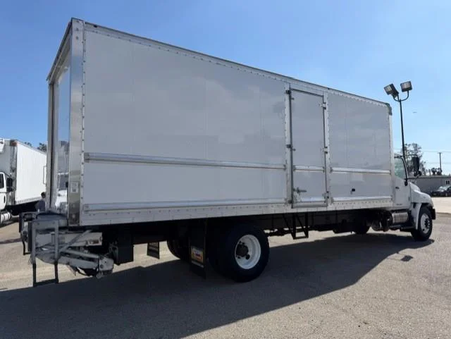 2019 Hino 268 - image 4