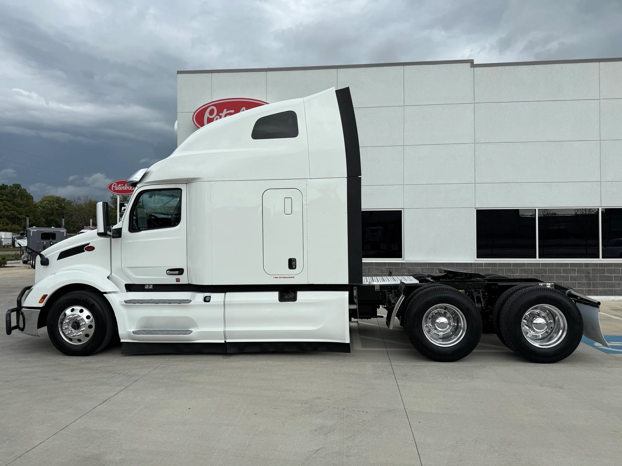 2023 Peterbilt 579 - image 2