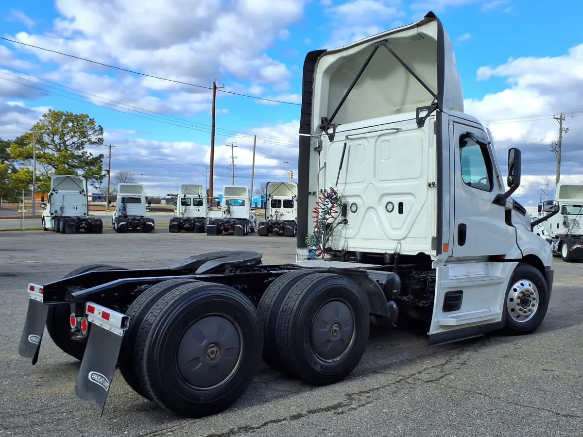2022 Freightliner Cascadia - image 4