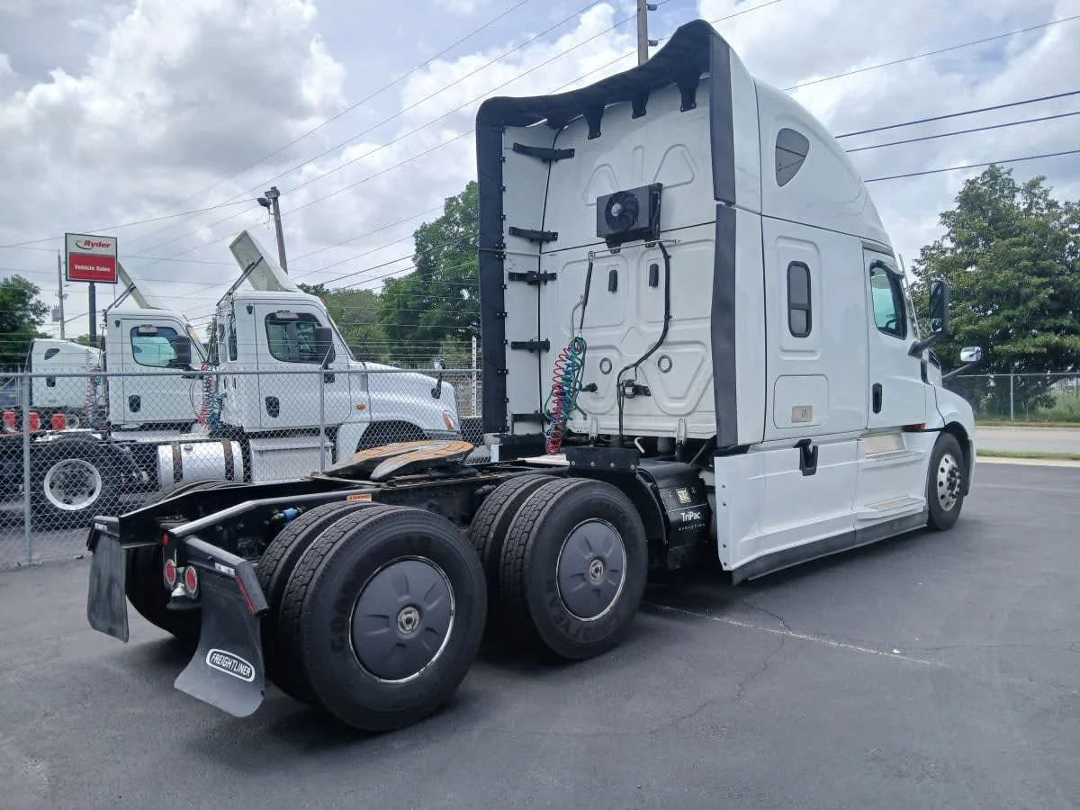 2023 Freightliner Cascadia in Jacksonville, FL — photo 4