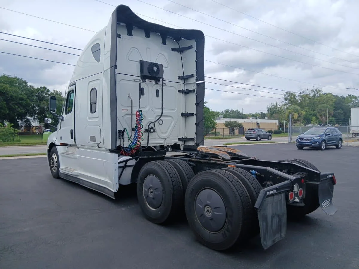 2023 Freightliner Cascadia in Jacksonville, FL — photo 6