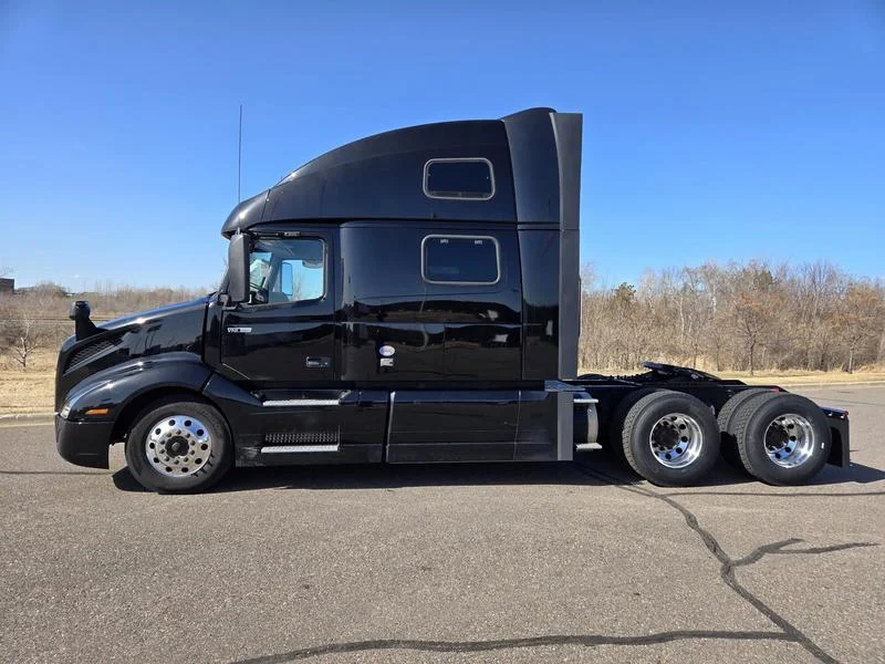 2023 Volvo VNL 860 in Elk River — photo 2