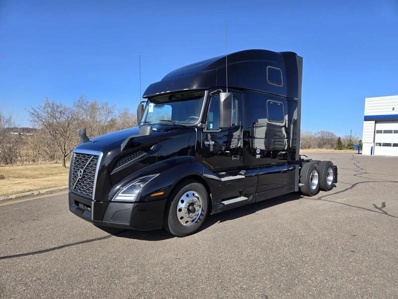 2023 Volvo VNL 860 in Elk River