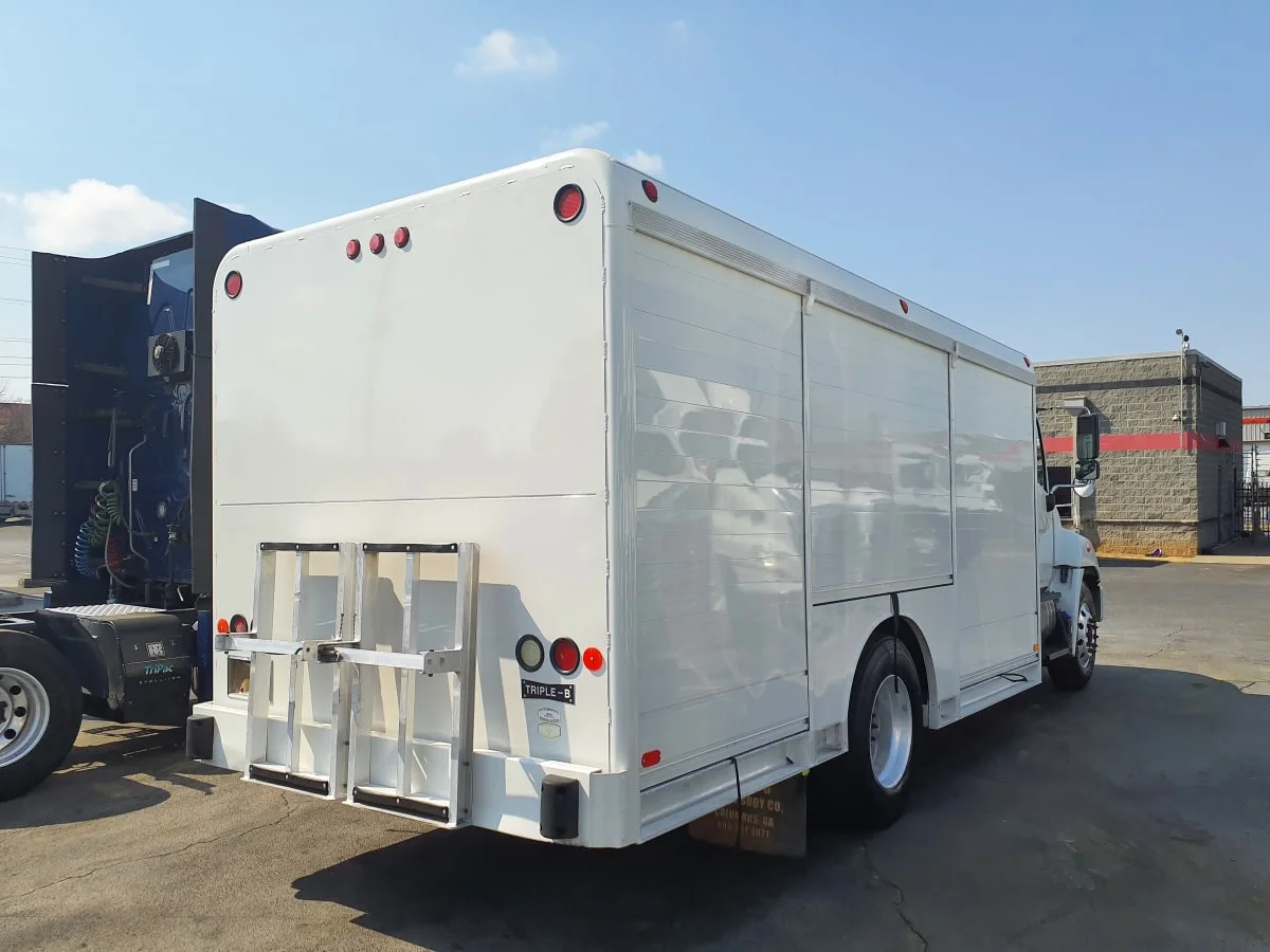 2019 Hino 338 - image 4