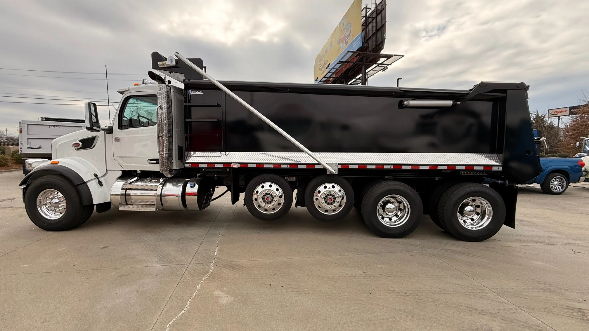 2026 Peterbilt 567 in Charlotte, NC — photo 2