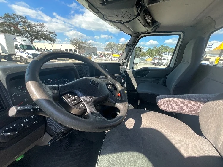 2018 International LT - image 10