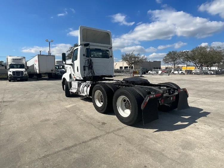 2018 International LT - image 5