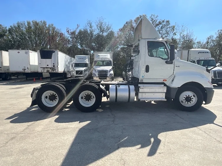 2018 International LT - image 8