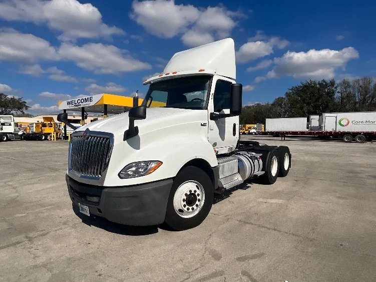 2018 International LT - image 3